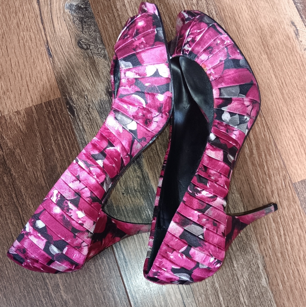 White House Black Market Size 8M peep toe floral satin Heels